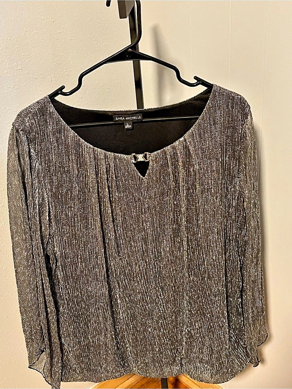 Sara Michelle Metallic Pleated Lined Blouse in Black & Silver. Size L
Like New